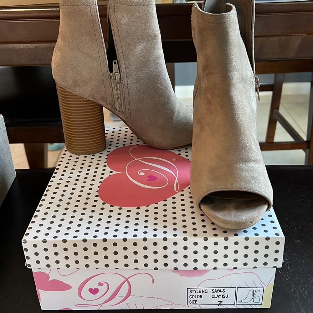 Used boutiques booties
